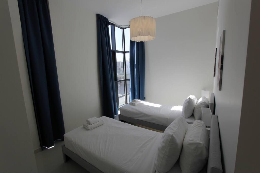 Specious 3 Bedrooms With Maid Room Villa ดูไบ ภายนอก รูปภาพ